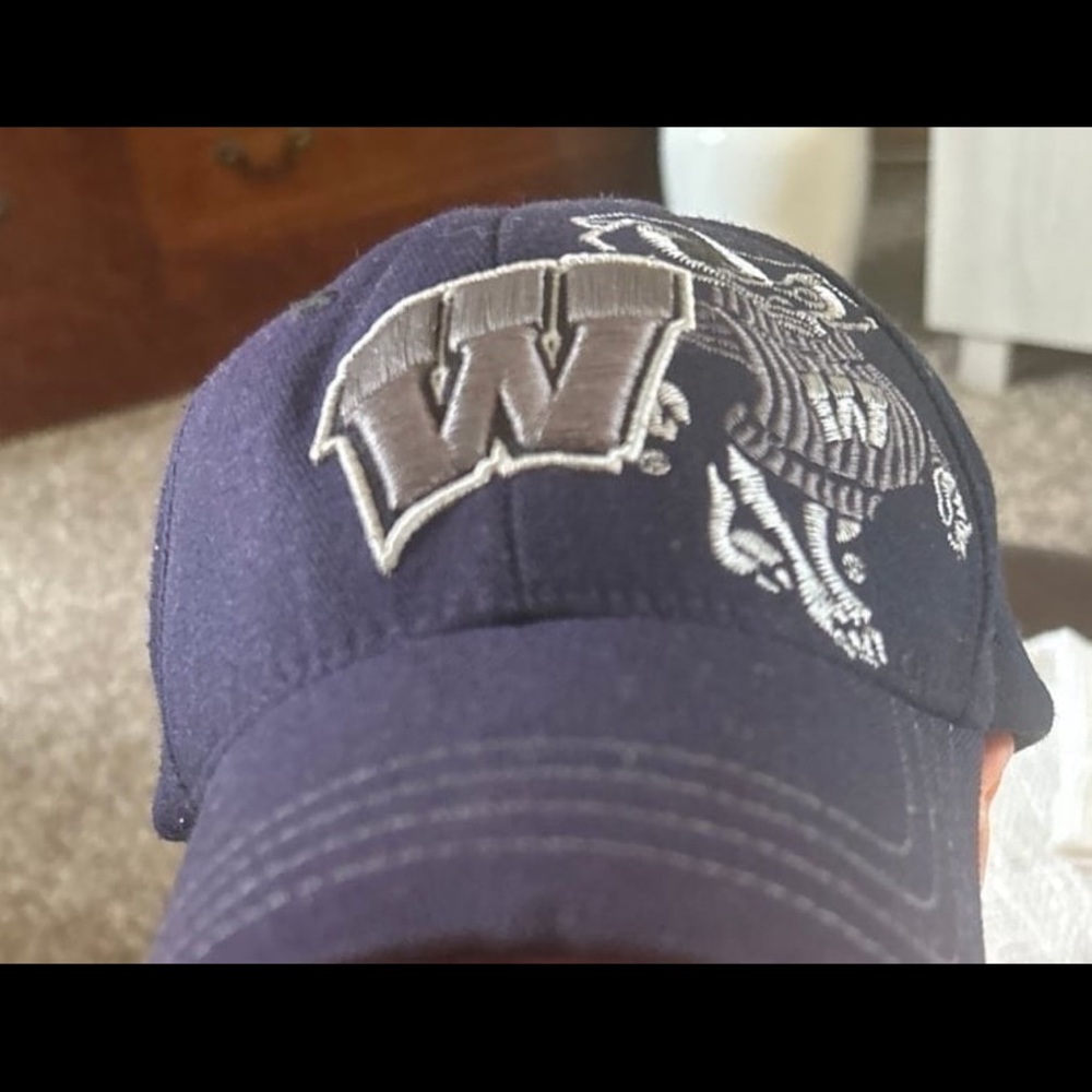 Wisconsin Badgers Navy Blue Cap with Embroidered Design youth Fitted Small
